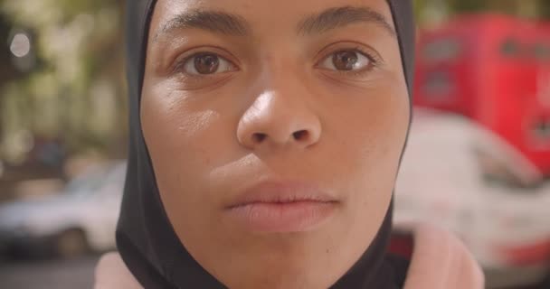 Nahaufnahme Porträt junger attraktiver afrikanisch-amerikanischer muslimischer College-Mädchen im Hijab, die fröhlich lächelnd auf der Straße in der urbanen Stadt im Freien stehen — Stockvideo