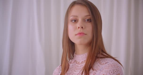 Närbild porträtt av unga attraktiva kaukasiska kvinna tittar på kameran blir förvånad inomhus i lägenhet — Stockvideo