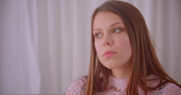 Närbild porträtt av unga söta kaukasiska flicka lyssnar musik med njutning inomhus i mysig lägenhet — Stockvideo