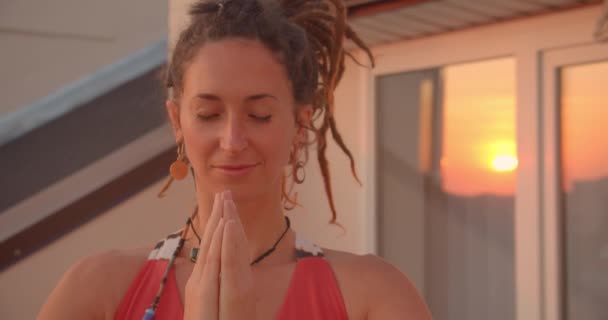 Dreadlocks yoga yoga ile manevi kadın Closeup portre arka planda güzel şehir manzara ile çatı üzerinde mutlu bir şekilde gülümseyerek — Stok video