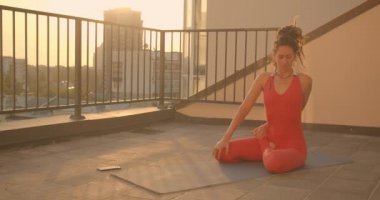 Arka planda güzel şehir manzara ile çatı üzerinde yoga asanas pratik dreadlocks ile kadın Closeup portre