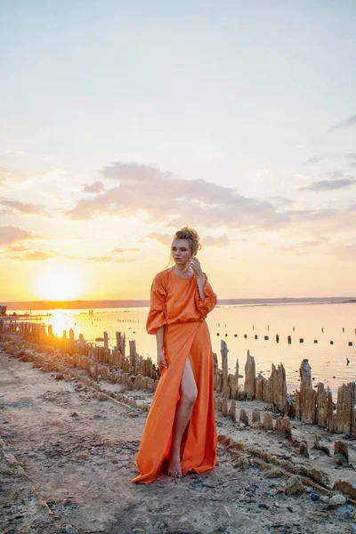 Mujer Bonita Con Piernas Largas Elegantes Vestido Largo Color Naranja — Foto de Stock