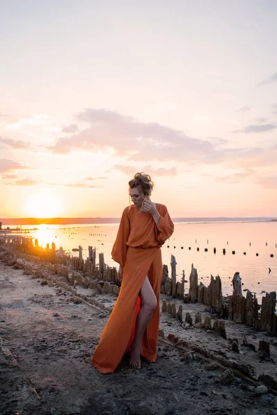 Mujer Bonita Con Piernas Largas Elegantes Vestido Largo Color Naranja — Foto de Stock