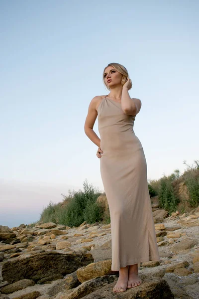 Mujer Moda Vestido Largo Con Flores Secas Las Manos Una — Foto de Stock