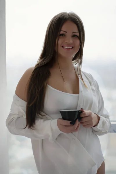 Piękna Młoda Kobieta Białej Koszuli Filiżanką Kawy Herbata Tle Dużego — Zdjęcie stockowe