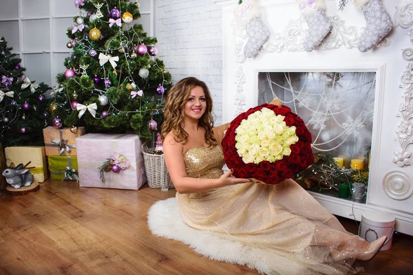 Bela Menina Sorridente Com Lindo Buquê Rosas Lareira — Fotografia de Stock