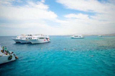Tekneli güzel bir kızıl deniz manzarası. Beyaz yatlar. Mercan kayalıkları. Harika bir tatil. Egzotik bir ülkeye gidiyor. Mısır