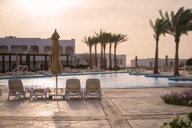 Arka planda güzel bir yüzme havuzu manzarası