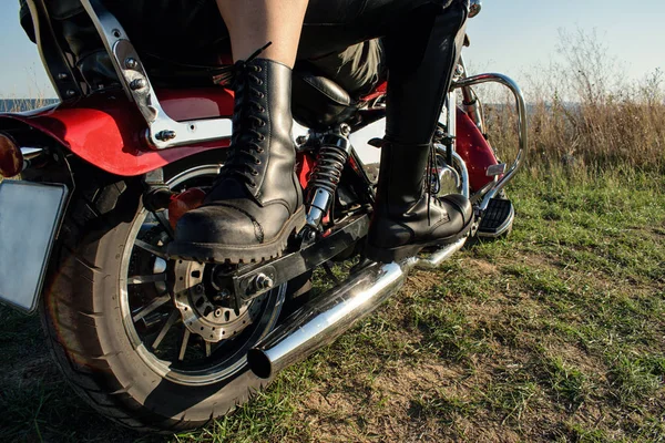 Los Detalles Cerrar Retrato Botas Cuero Pedal Motocicleta Bicicleta Ciclistas —  Fotos de Stock