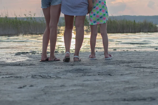 Familia Con Dos Hijas Cerca Del Lago —  Fotos de Stock