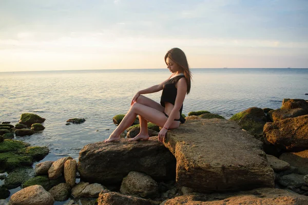 Όμορφο Κορίτσι Κάθεται Στην Παραλία Και Κοιτάζει Ηλιοβασίλεμα Αυγή — Φωτογραφία Αρχείου