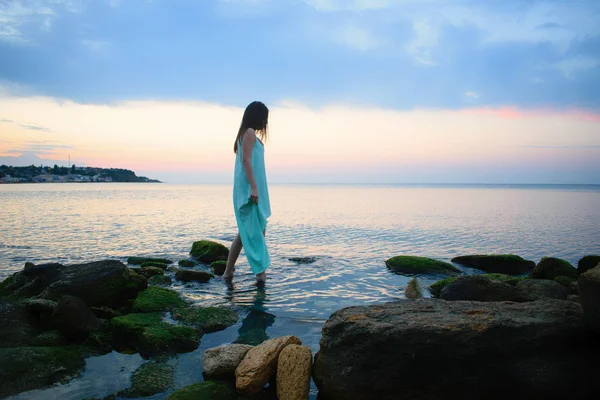Ωραίο Ρομαντικό Κορίτσι Ένα Μπλε Φόρεμα Πάνω Στη Θάλασσα Ηλιοβασίλεμα — Φωτογραφία Αρχείου