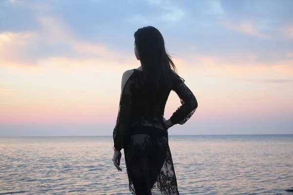 Σιλουέτα Του Chic Κορίτσι Δαντελωτό Φόρεμα Φόντο Θάλασσα Και Ηλιοβασίλεμα — Φωτογραφία Αρχείου