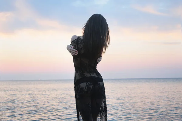 Σιλουέτα Του Chic Κορίτσι Δαντελωτό Φόρεμα Φόντο Θάλασσα Και Ηλιοβασίλεμα — Φωτογραφία Αρχείου