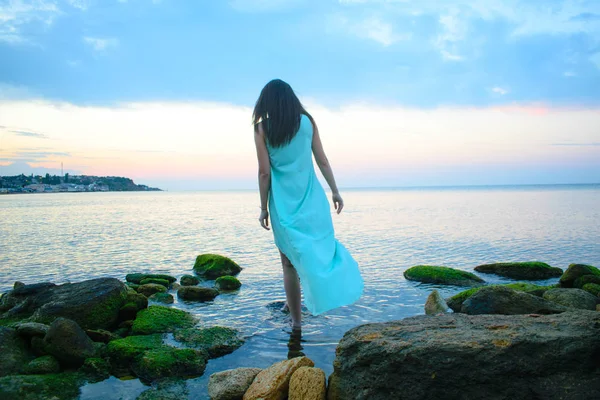 Ωραίο Ρομαντικό Κορίτσι Ένα Μπλε Φόρεμα Πάνω Στη Θάλασσα Ηλιοβασίλεμα — Φωτογραφία Αρχείου
