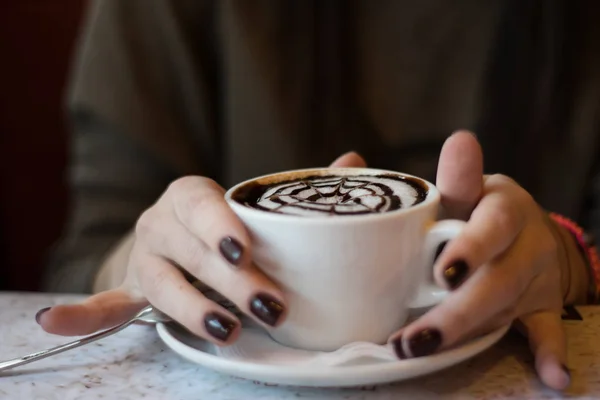 Filiżankę Kawy Cappuccino Latte Pięknych Kobiecych Rękach Nastrój Kawy — Zdjęcie stockowe