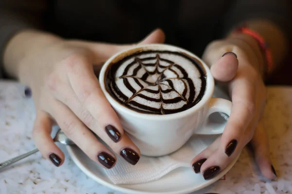 Filiżankę Kawy Cappuccino Latte Pięknych Kobiecych Rękach Nastrój Kawy — Zdjęcie stockowe