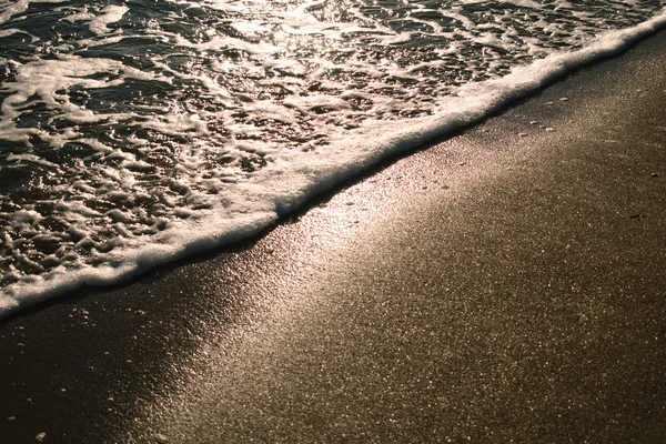 Foamy Wave Comes Shore Golden Sand Evening Sea Surf Glare — Stock Photo, Image