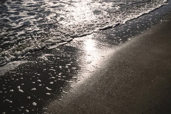 Foamy Wave Comes Shore Golden Sand Evening Sea Surf Glare — Stock Photo, Image