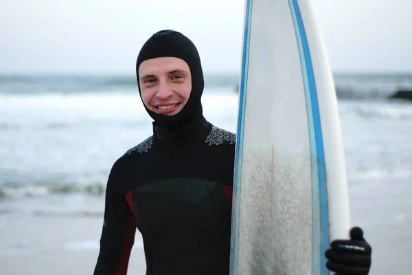 Sportowiec Kombinezonie Nurkowania Deską Surfingową Stoi Tle Szalejącego Morza Surfing — Zdjęcie stockowe