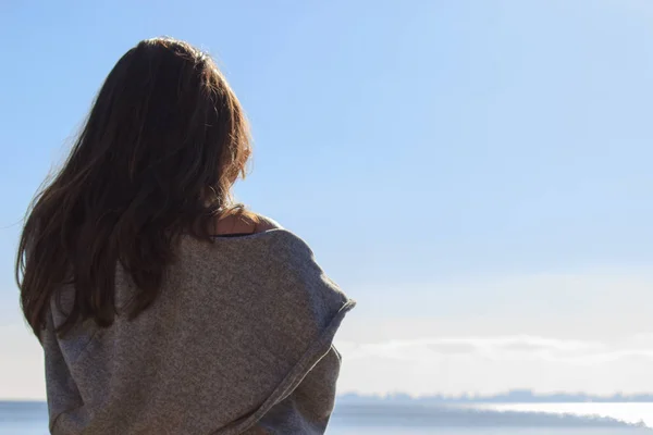 View Beautiful Woman Standing Beach Looking Sky — Stock Photo, Image