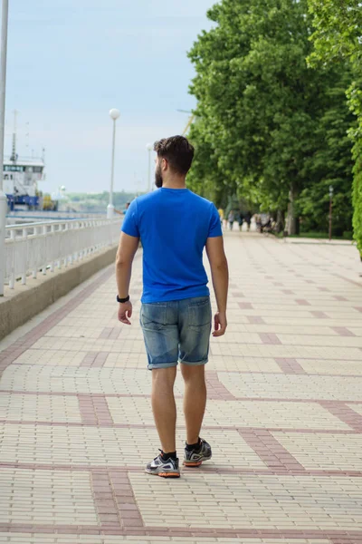 Man Blue Shirt Shorts Waterfront — Stock Photo, Image