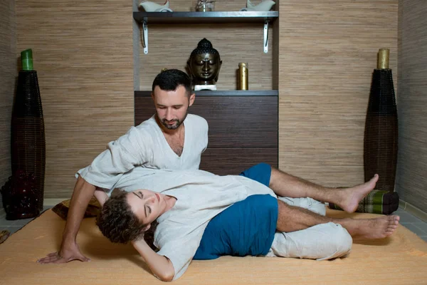 Massage Terapeuten Gör Tibetansk Massage Till Ung Kvinna Man Och — Stockfoto