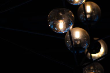 Birçok sarı, mavi lamba Cafe, bar gece kadar yakın. siyah arka plan üzerine izole yuvarlak lambalar. bokeh