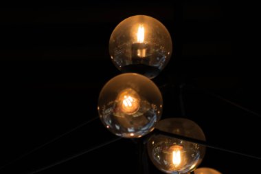 Birçok sarı, mavi lamba Cafe, bar gece kadar yakın. siyah arka plan üzerine izole yuvarlak lambalar. bokeh