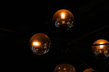 Birçok sarı, mavi lamba Cafe, bar gece kadar yakın. siyah arka plan üzerine izole yuvarlak lambalar. bokeh