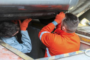 Garajda tamirci bir araba tamir ediyor. Hizmet ve bakım. Araba tamiri. Bir araba tamir et..