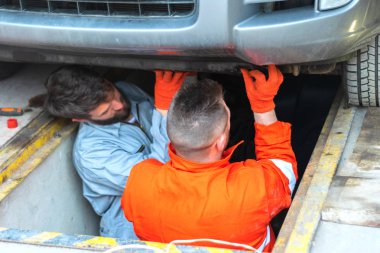 Garajda tamirci bir araba tamir ediyor. Hizmet ve bakım. Araba tamiri. Bir araba tamir et..