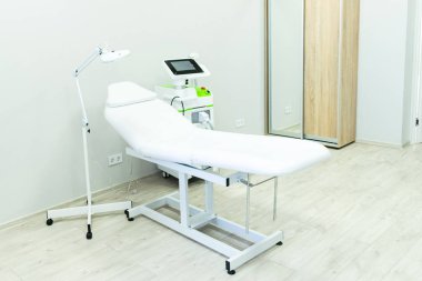 Kanepesi olan modern bir tıp bürosu.