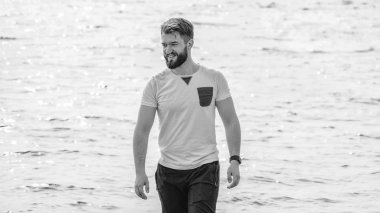 Yazın yürüyüşe çıkan yakışıklı sakallı adam..