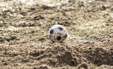 Futbol topu kumsalda yatıyor..