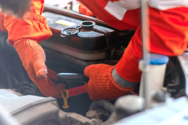 Male Mechanics Garage Fixing Car Service Maintenance Car Repair Fix — Stock Photo, Image