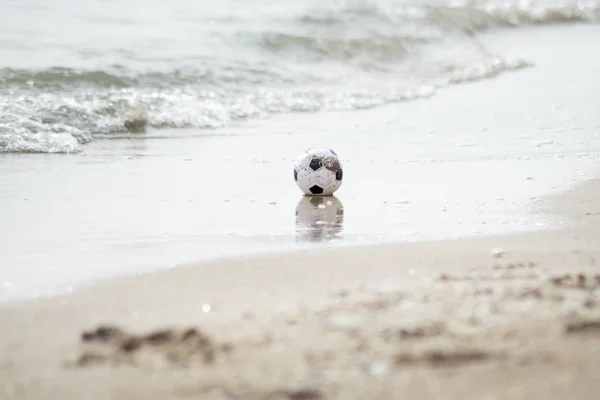 Voetbal Liggend Zandstrand — Stockfoto