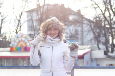 Eğlencenin arka planında gülümseyen sarışın kız. Mutlu güzel kadın hayatın tadını çıkarıyor.