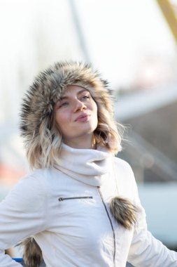 Eğlencenin arka planında gülümseyen sarışın kız. Mutlu güzel kadın hayatın tadını çıkarıyor.