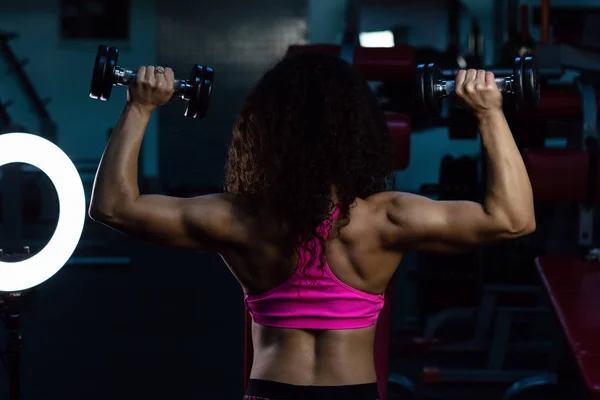 Spor Salonunda Kaslı Kıvırcık Saçlı Halterli Bir Kız Sportif Kadınlar — Stok fotoğraf