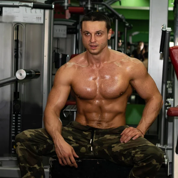 Muscular Bodybuilder Doing Exercise Bars Gym Handsome Sporty Sexy Guy — Stock Photo, Image