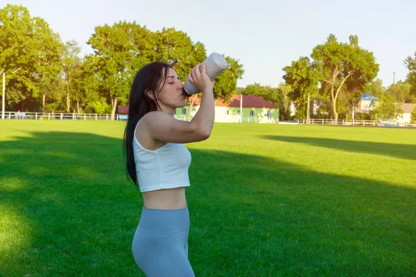 Ajuste Mujer Beber Agua Estadio Chica Forma Con Buena Figura — Foto de Stock