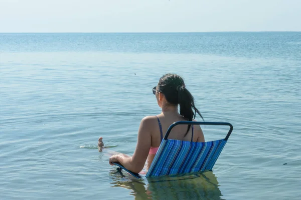 Mujer Joven Relajándose Silla Playa Agua Concepto Verano Chica Bikini — Foto de Stock