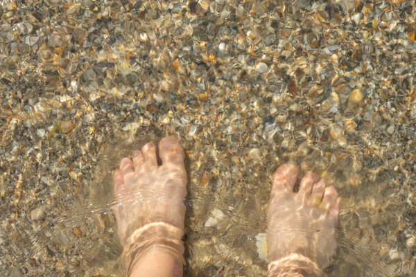 Piernas Agua Los Pies Las Mujeres Agua Clara Concepto Verano — Foto de Stock