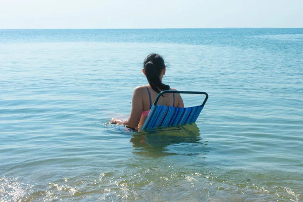 Mujer Joven Relajándose Silla Playa Agua Concepto Verano Chica Bikini — Foto de Stock