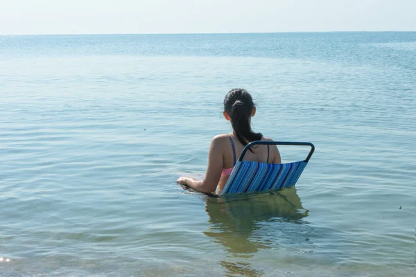 Mujer Joven Relajándose Silla Playa Agua Concepto Verano Chica Bikini — Foto de Stock