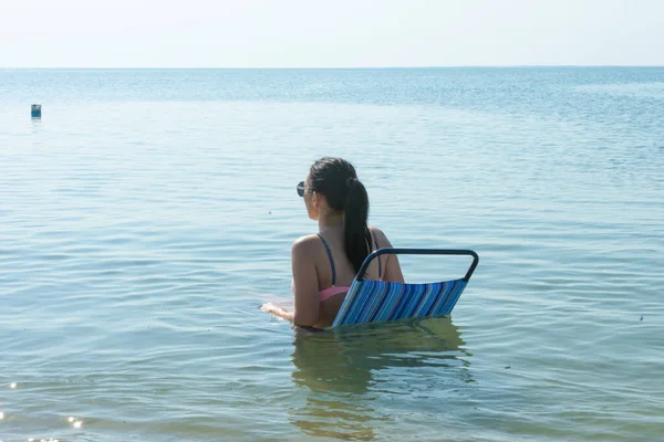 Mujer Joven Relajándose Silla Playa Agua Concepto Verano Chica Bikini — Foto de Stock