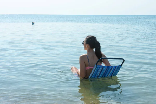 Mujer Joven Relajándose Silla Playa Agua Concepto Verano Chica Bikini — Foto de Stock