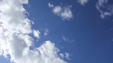 Bulutlar hareket ile mavi gökyüzü timelapse