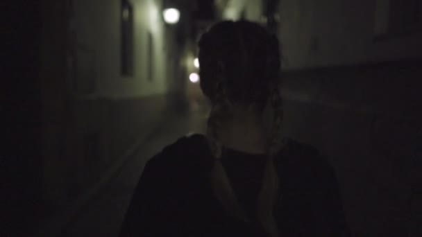 一个年轻的女人独自走在一条老街在夜间慢动作 — 图库视频影像